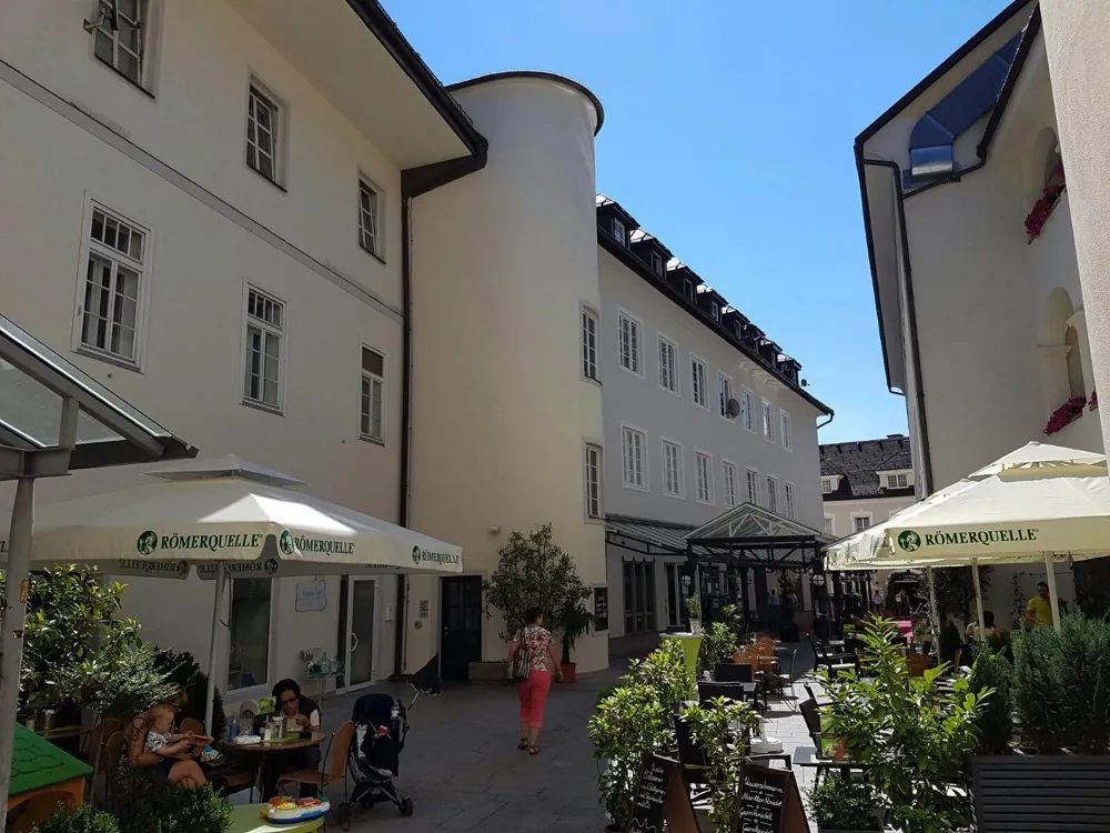 Häuserzeile in einer Altstadtgasse mit Gastgarten