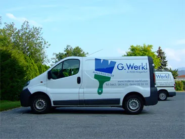 Firmenbus mit Werkl-Logo und Telefonnummer