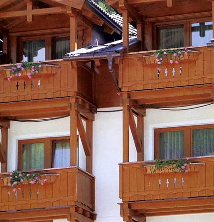 Holzbalkone an einem Wohnhaus mit erneuerter Lasur