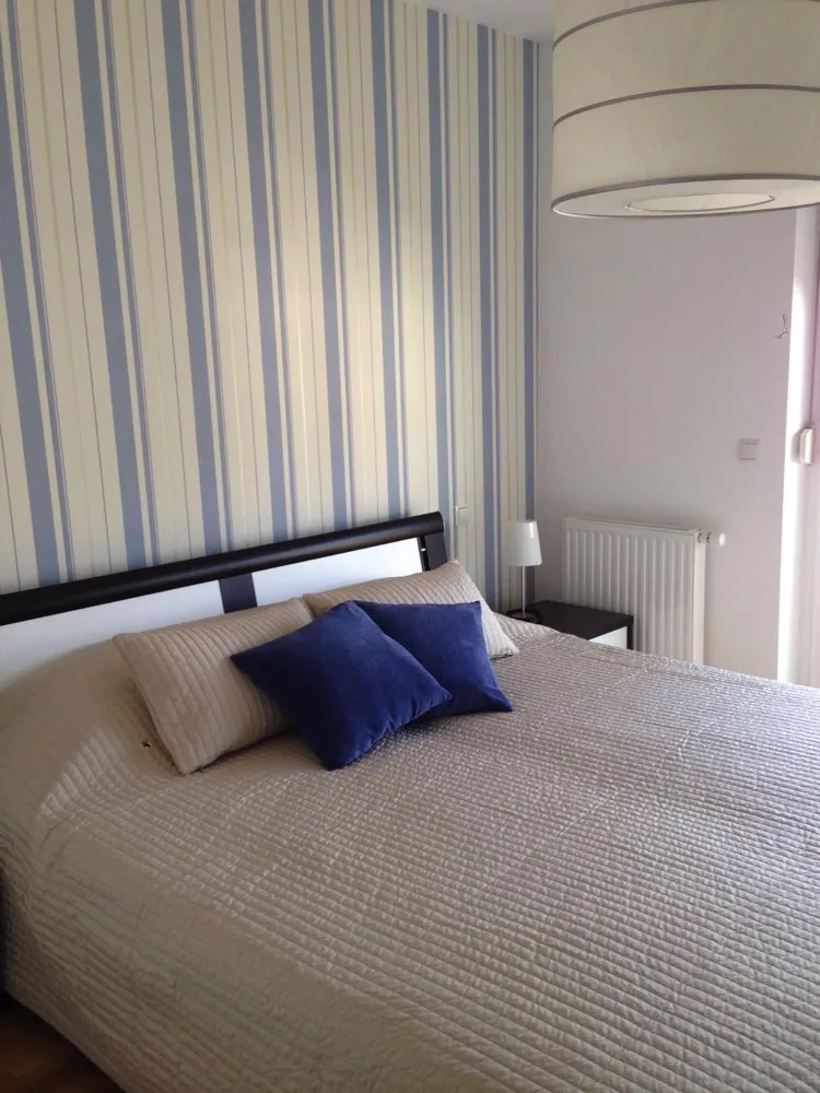 Schlafzimmer mit fein gestreifter Wandgestaltung
