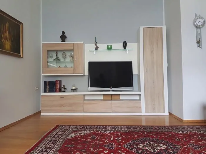 Helles Wohnzimmer mit gestrichenen Wänden